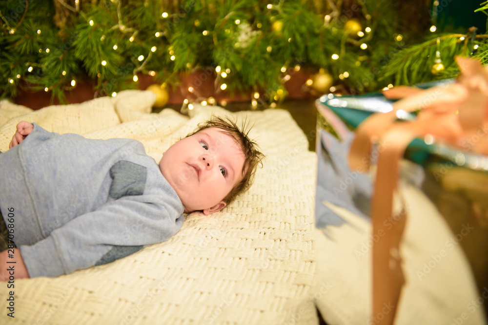 little baby and new year. Children's first Christmas. Beautiful little child celebrates Christmas. New Year holidays. A child with a gift. Santa Claus. - bilder little baby and new year. Children's first Christmas. Beautiful little child celebrates Christmas. New Year holidays. A child with a gift. Santa Claus. - bilder