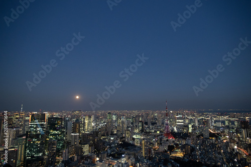 東京の夜景とスーパームーン © funny
