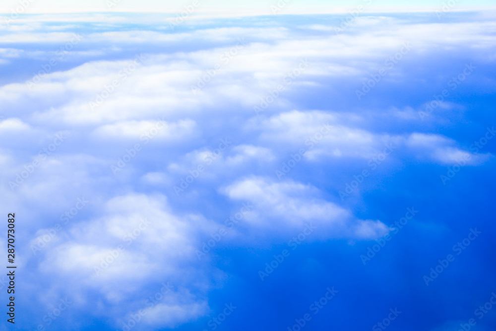 Fototapeta premium 上空 雲の上より空撮