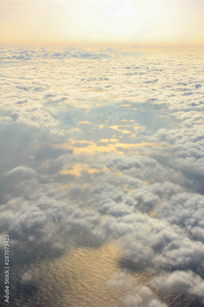 上空　雲の上より空撮