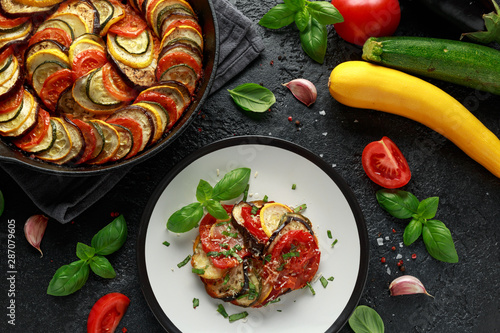 Foto Ratatouille Vegetable Stew with zucchini, eggplants, tomatoes, garlic, onion and basil