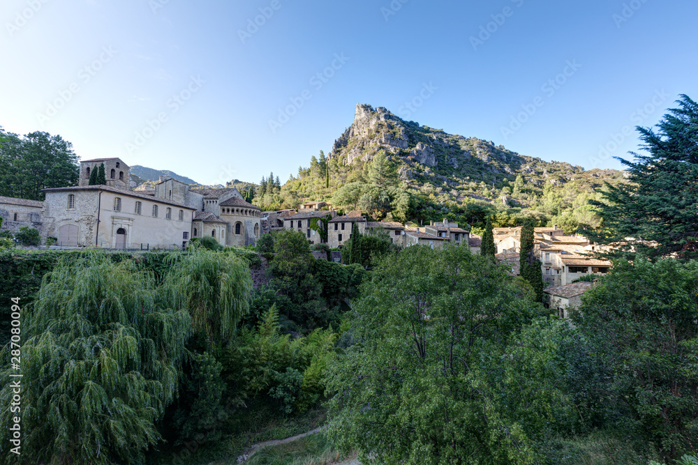 Village de Saint-Guilhem-le-Desert avec sa magnifique abbaye - Herault - Region Occitanie