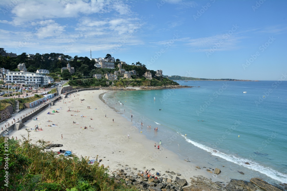 La plage Trestrignel à Perros-Guirec en Bretagne. France