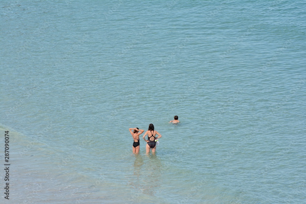 Des gens dans l'eau sur une plage de Bretagne