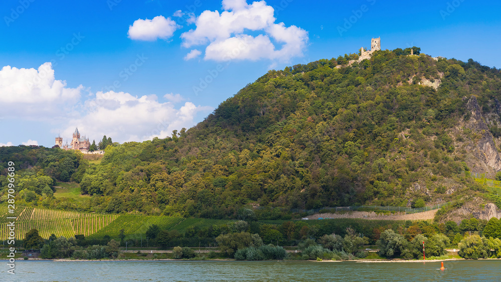 Naklejka premium Blick über den Rhein auf den Drachenfels