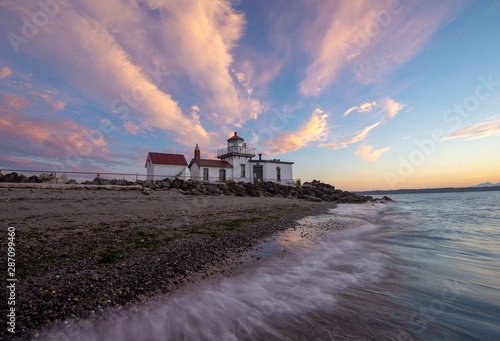 Slika na platnu A lighthouse in Seattle at sunset