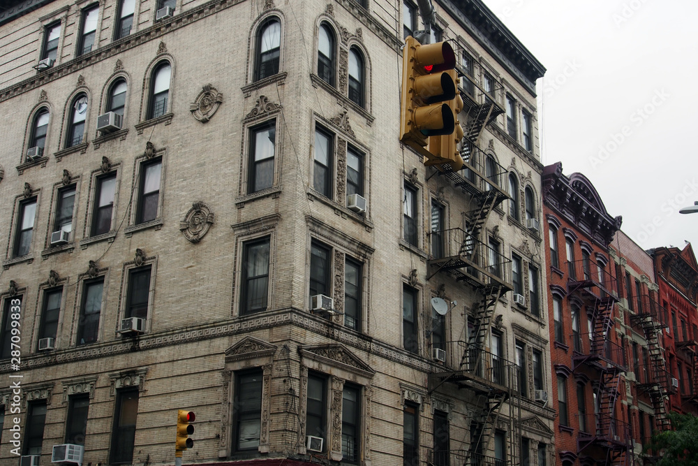 New York City, Manhattan: Historische Hausfassaden mit Feuerleiter