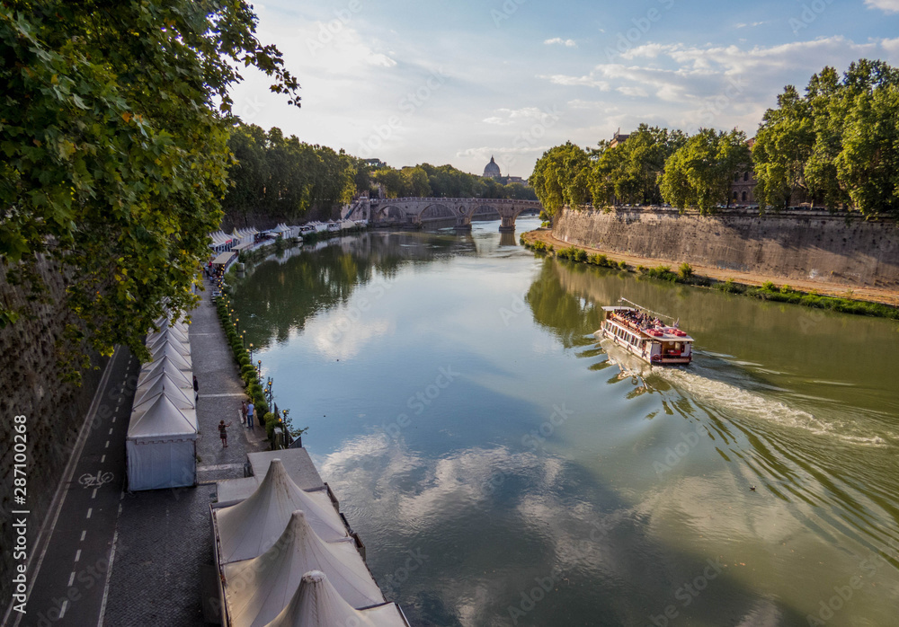 Φωτογραφία Rome, Italy - Beautiful summer view of the river Tiber with the dome of St