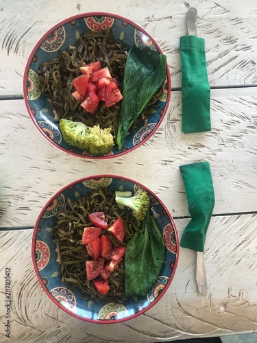 Comida vegana en fondo de madera blanco