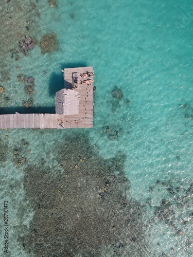 Plano aéreo Muelle en medio del mar