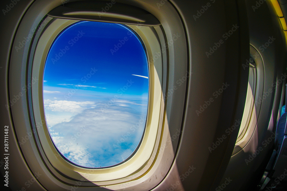 飛行機の窓から見える雲と空