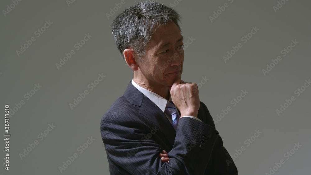 悩む中高年男性 悩む中高年男性