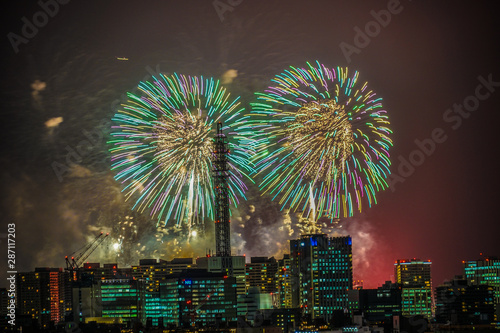 横浜の街並みと花火（みなとみらいスマートフェスティバル）