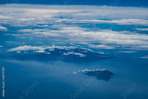 飛行機から見える雲と空