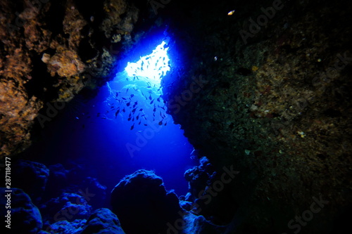 宮古島市下地島にあるダイビングスポットのツインケープ、海底洞窟の景観