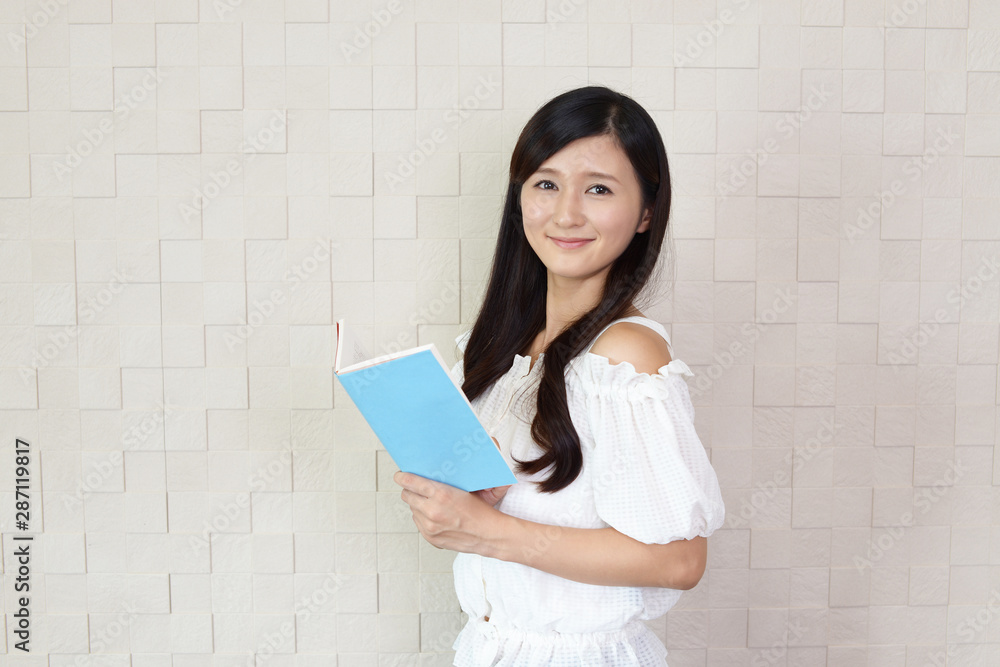 くつろぐ若い女性 くつろぐ若い女性