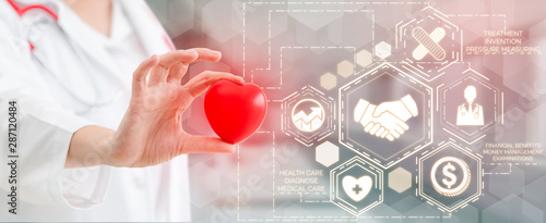 Obraz Pojęcie ubezpieczenia zdrowotnego - lekarz w szpitalu z ikoną interfejsu graficznego związaną z ubezpieczeniem zdrowotnym przedstawiającym osoby zajmujące się opieką zdrowotną, planowanie pieniędzy, zarządzanie ryzykiem, leczenie i świadczenia ubezpieczen