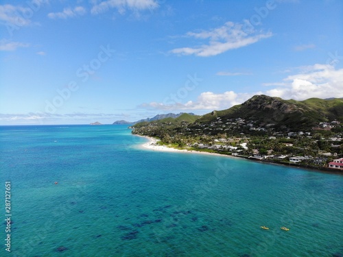 Fototapeta Naklejka Na Ścianę i Meble -  ハワイ・オアフ島の美しい砂浜とサンゴ礁の海が広がるラニカイビーチ