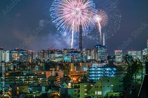 横浜の街並みと花火（みなとみらいスマートフェスティバル） © kanzilyou