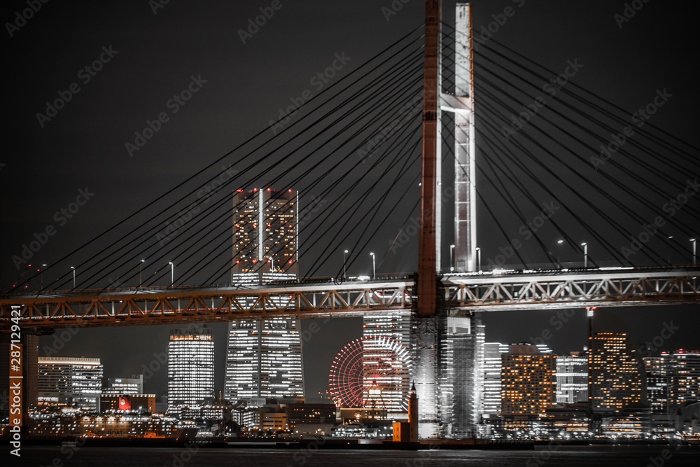 Naklejka premium 横浜ベイブリッジと横浜みなとみらいの夜景