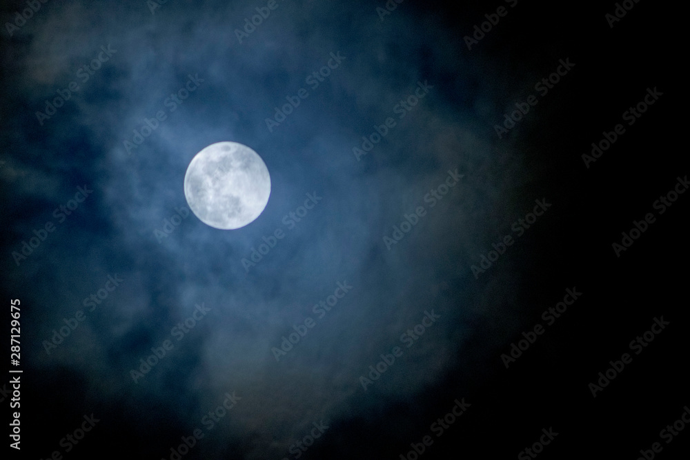 Luna Llena entre nubes