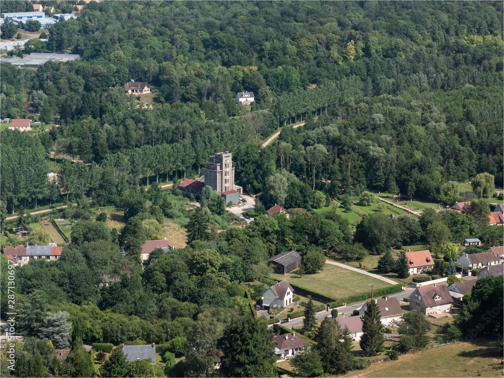 vue aérienne d'une tour à La Ferté Milon dans l'Aisne en France