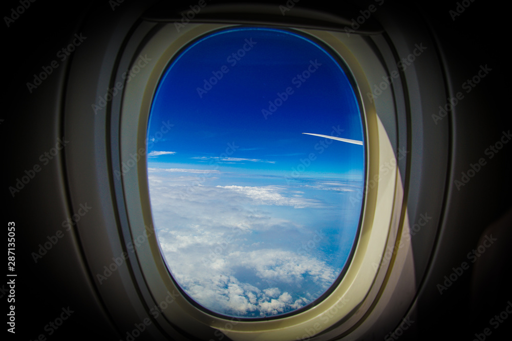 飛行機の窓から見える雲と空 飛行機の窓から見える雲と空