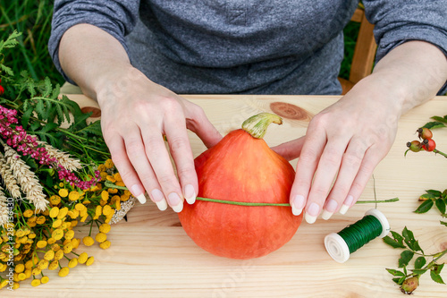 How to make autumn wreath with rose hip, hawthorn berries and tansy photo