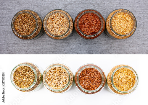 Samen und Kerne im Glas auf weissem und schwarzem Hintergrund