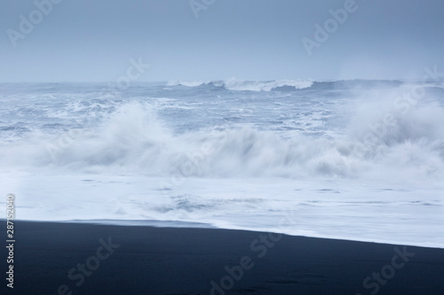 Island, Südküste, Vik i Mýrdal, Reynisfjara Strand, Wellen am Atlantik