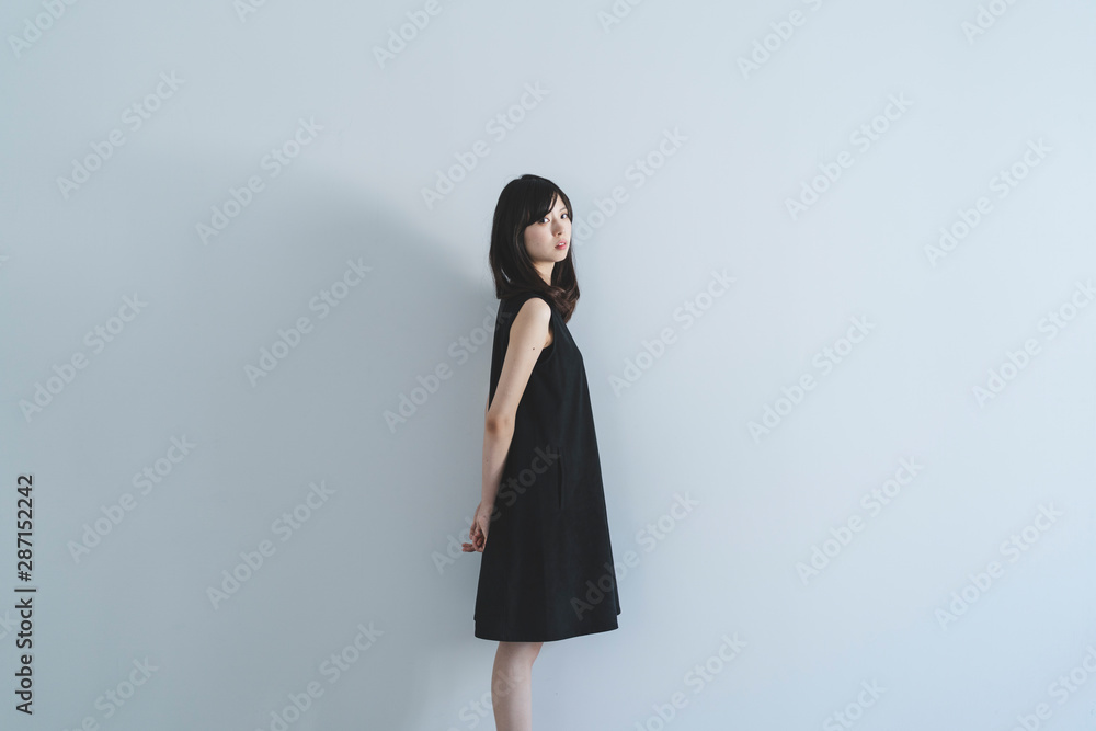 黒いワンピースの女性 黒いワンピースの女性