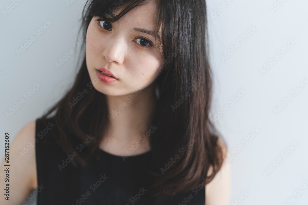 黒いワンピースの女性 黒いワンピースの女性
