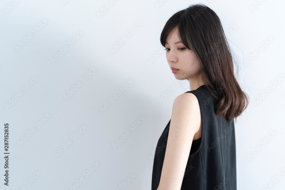 Obraz premium 黒いワンピースの女性