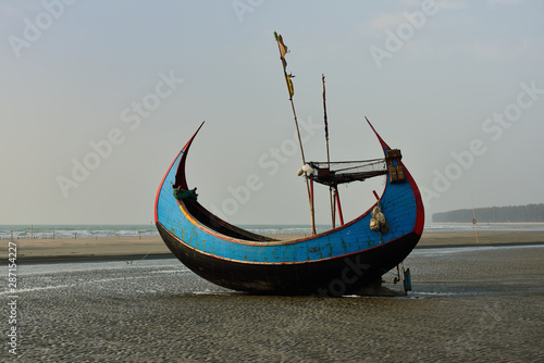 Obraz na płótnie The traditional fishing boat (Sampan Boats) moored on the longest beach, Cox's Bazar in Bangladesh