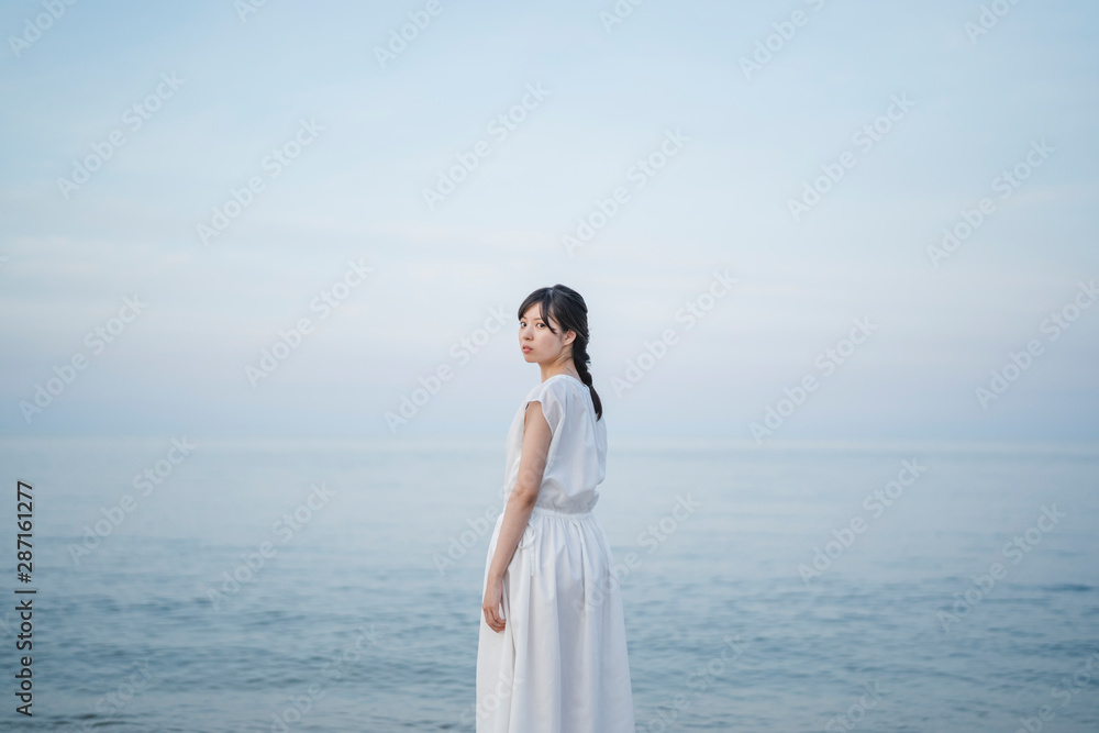 夕暮れの海の女性 夕暮れの海の女性