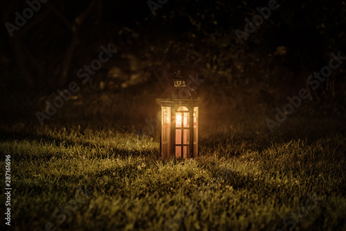 latarnia świecąca w ciemności