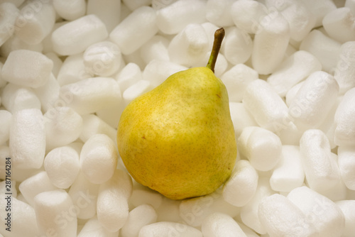 緩衝材の上に置かれた洋梨