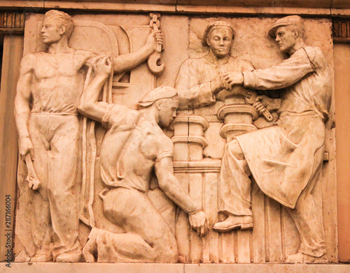 Bas-reliefs in the Moscow metro 