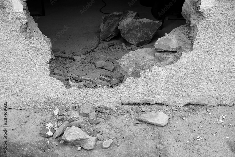 Mauerdurchbruch in der Wand bei der Sanierung eines alten Bauernhaus im