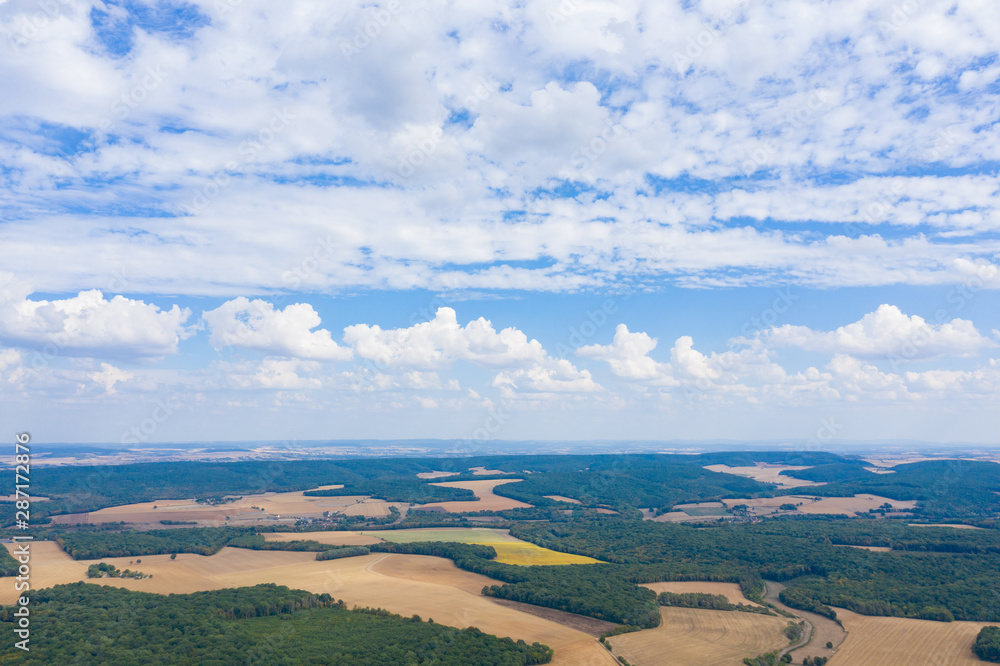 Fototapeta premium Vue large sur la campagne française à la fin de l'été dans la Nièvre en Bourgogne après les moissons