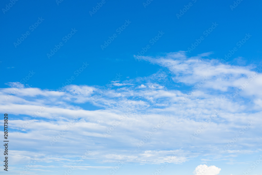 Ciel ensoleillé avec des nuages Ciel ensoleillé avec des nuages