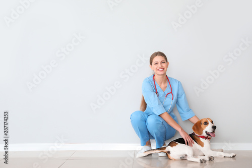 Female veterinarian with cu...