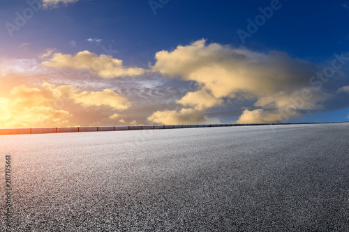 Empty asphalt highway and beautiful sky clouds at sunset © ABCDstock