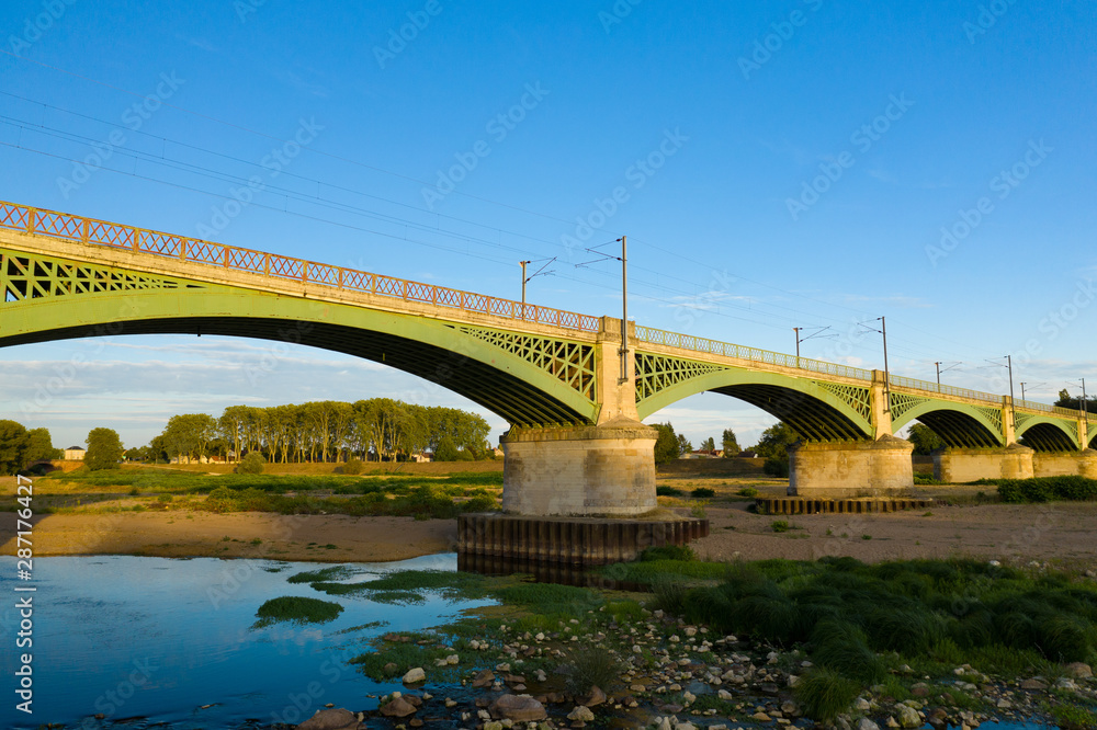Le pont de chemin de fer de Nevers sur la Loire dans la Nièvre en Bourgogne au coucher de Soleil
