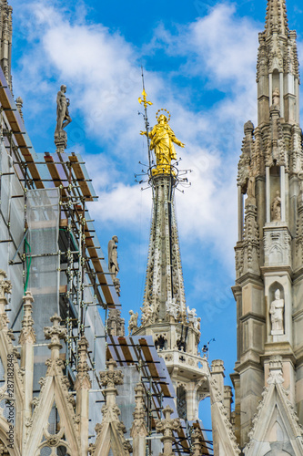 Statue of the Virgin Mary o...