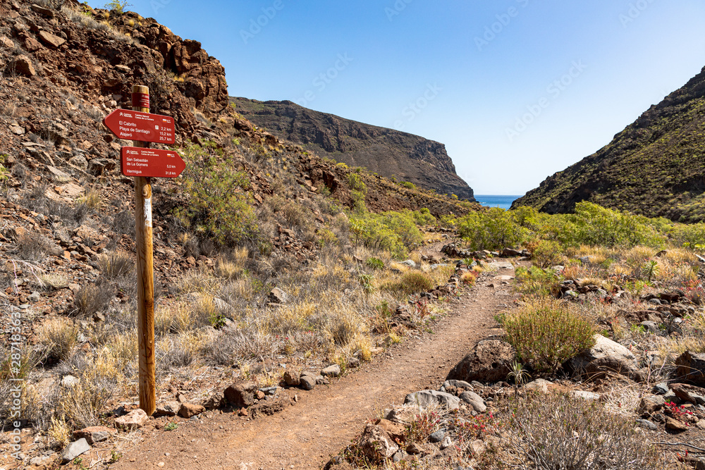 Fototapeta premium La Gomera - Wanderung von El Cabrito nach San Sebastian - Wycieczka z El Cabrito do San Sebastian