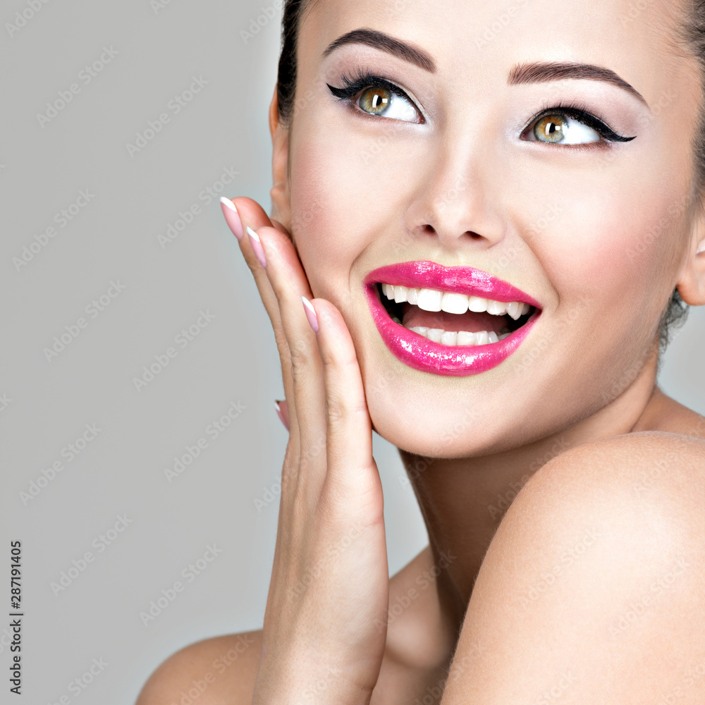 Obraz premium Smiling face of young woman with creative hairstyle