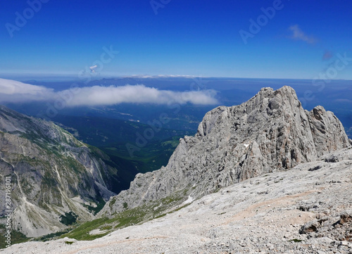panoramica delle cime scalando il gran sasso in abruzzo in italia © tiziana