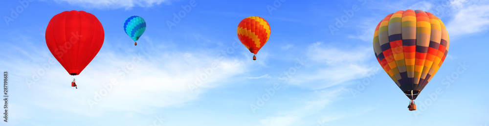 Naklejka premium Colorful hot air balloons flying in the bright blue sky. Panorama