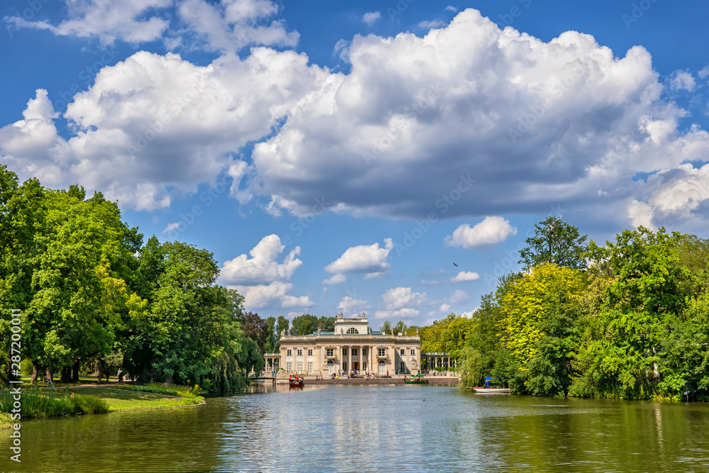 Obraz premium Lake and Palace in Lazienki Park in Warsaw